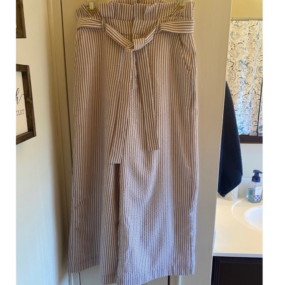 Beautiful Tuckernuck Wide Legged Seersucker Pants!